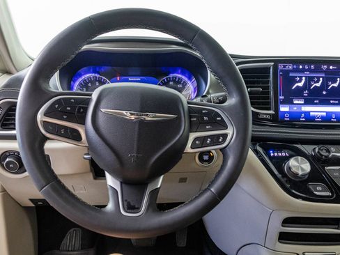 Used 2023 Chrysler Pacifica Touring-L FWD image 30