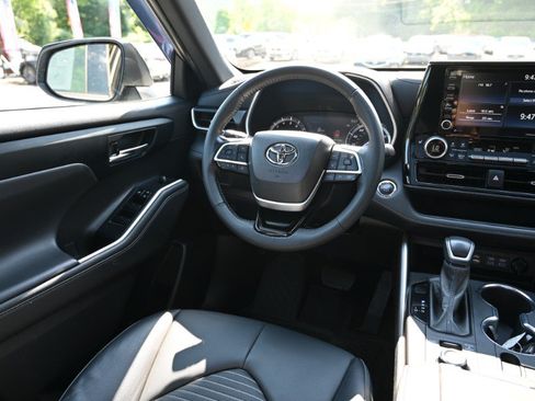 Used 2022 Toyota Highlander XSE AWD/4WD image 11
