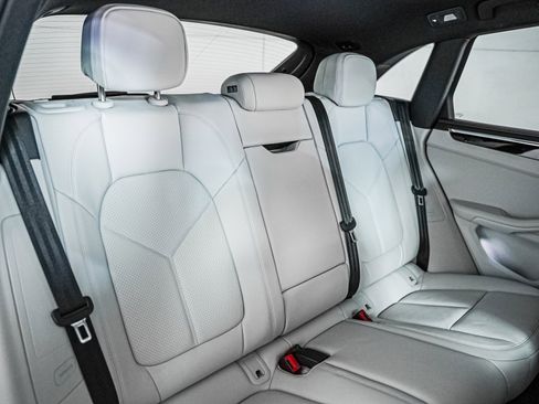 Certified 2025 Porsche Macan image 6