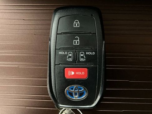 Used 2021 Toyota Sienna LE image 31