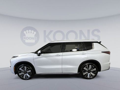 Used 2025 Mitsubishi Outlander SEL image 2