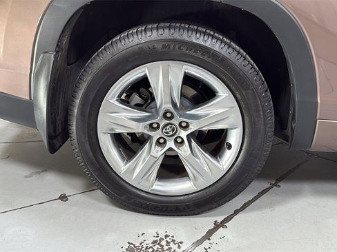 Used 2017 Toyota Highlander Limited image 23
