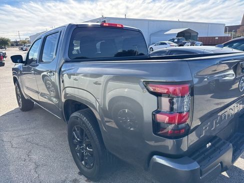 Used 2023 Nissan Frontier SV image 7