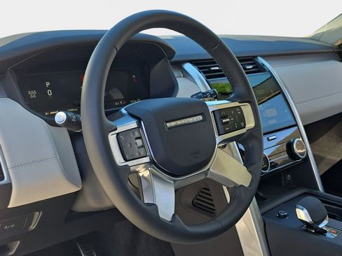 Used 2025 Land Rover Discovery Dynamic SE image 18