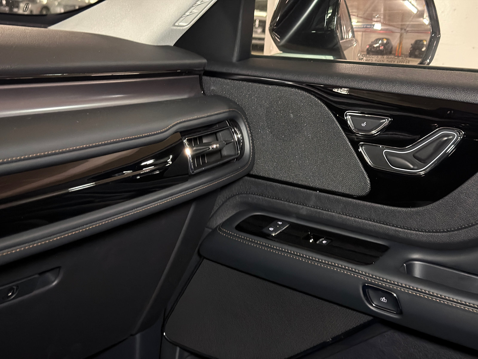 New 2026 Lincoln Aviator AWD w/ Jet Appearance Package image 34