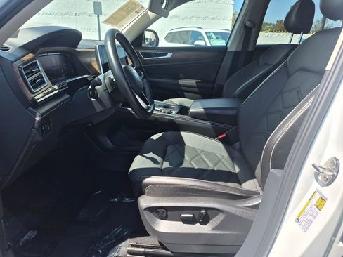 Used 2025 Volkswagen Atlas SE FWD image 13
