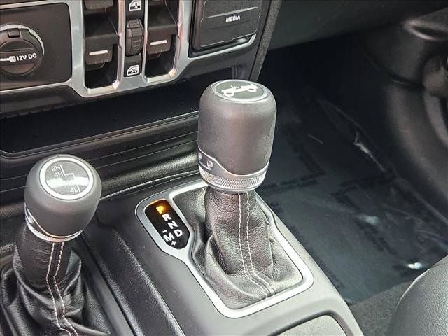 Used 2019 Jeep Wrangler Unlimited Sahara w/ Uconnect 4C Nav & Sound Group AWD/4WD image 12
