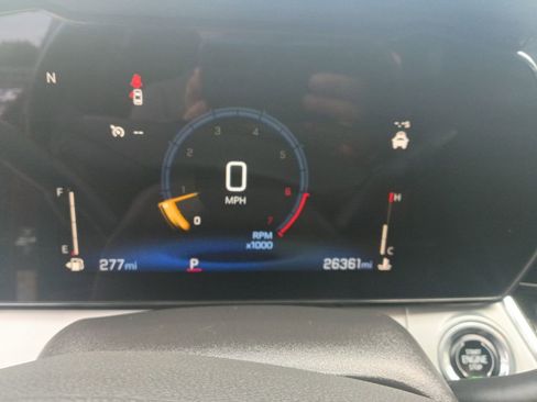 Used 2025 Chevrolet Trax LT w/ LT Convenience Package FWD image 2