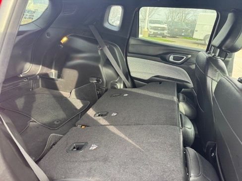 Used 2025 Jeep Compass Latitude image 33