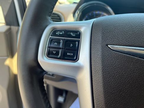 Used 2016 Chrysler Town & Country Touring FWD image 13