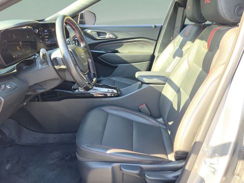 Used 2025 Chevrolet Trax RS FWD image 9