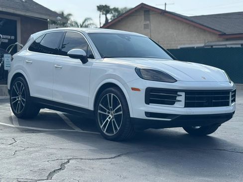 Used 2024 Porsche Cayenne w/ Premium Package AWD/4WD image 2