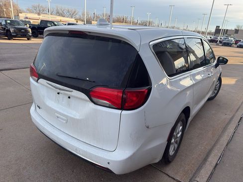 Used 2017 Chrysler Pacifica Touring Plus w/ Security Group image 4