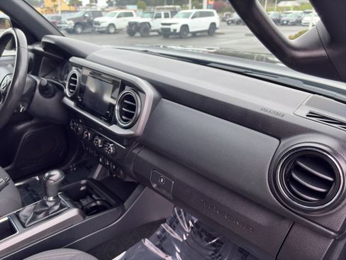 Used 2019 Toyota Tacoma TRD Off-Road w/ Technology Package AWD/4WD image 24