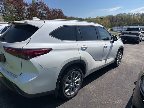 Used 2021 Toyota Highlander Limited AWD/4WD image 4