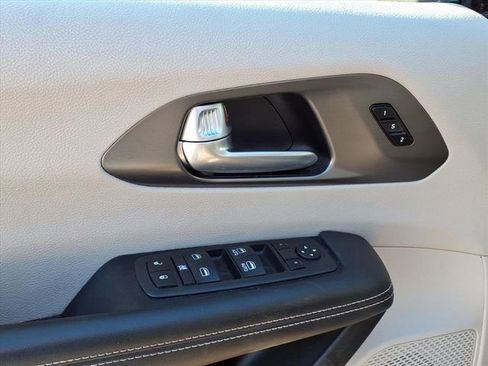 Used 2024 Chrysler Pacifica Touring-L image 5
