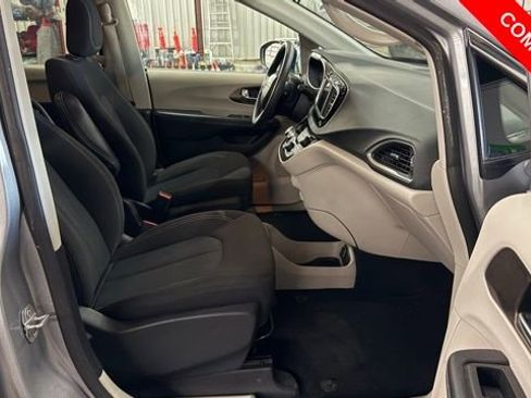 Used 2021 Chrysler Voyager L image 17