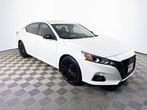 Certified 2022 Nissan Altima 2.5 SR w/ Midnight Edition Package image 3