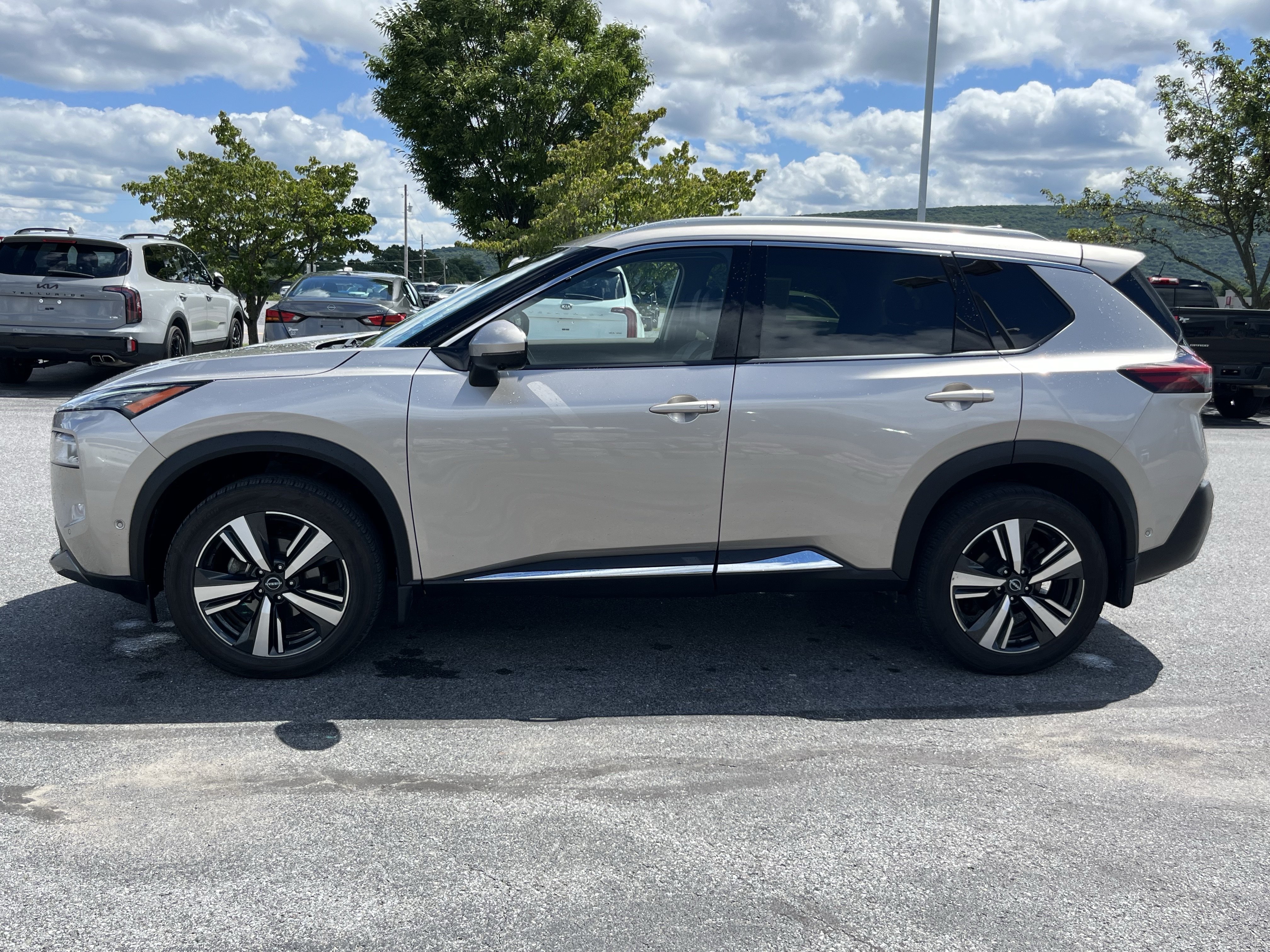 Used 2023 Nissan Rogue SL w/ SL Premium Package AWD/4WD image 10