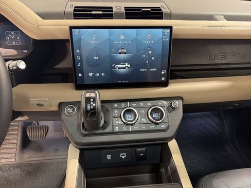 Used 2024 Land Rover Defender 130 X-Dynamic SE image 16