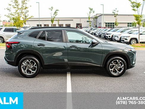 Used 2025 Chevrolet Trax LT FWD image 8