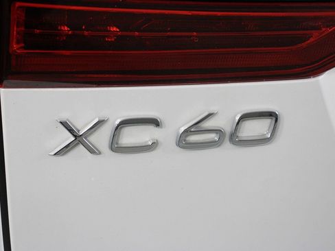 Certified 2025 Volvo XC60 B5 Core image 19