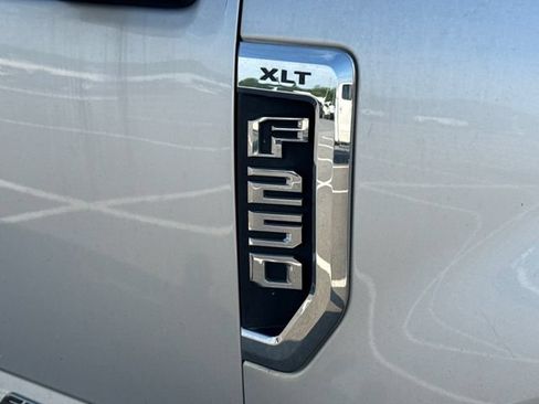 Used 2017 Ford F250 XLT w/ XLT Premium Package AWD/4WD image 13