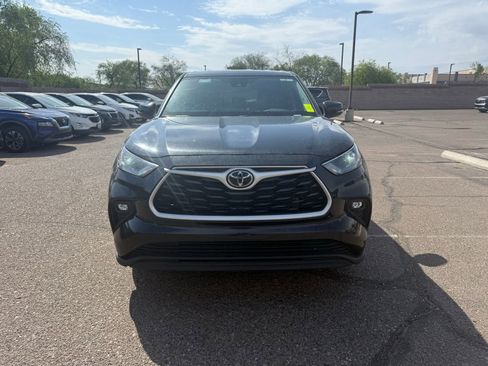 Used 2024 Toyota Highlander LE image 2