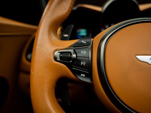 Used 2023 Aston Martin V8 Vantage Roadster RWD image 36