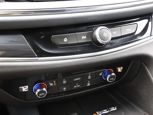 Used 2022 Buick Enclave Essence image 28