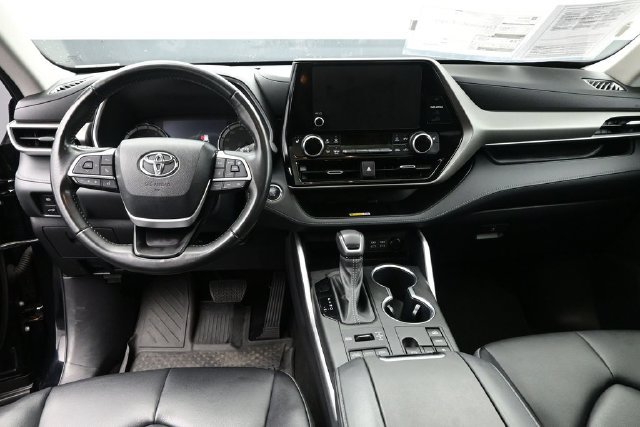 Used 2023 Toyota Highlander XLE AWD/4WD image 27