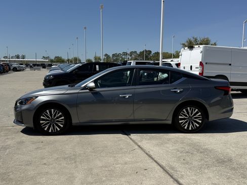 Used 2024 Nissan Altima 2.5 SV image 8
