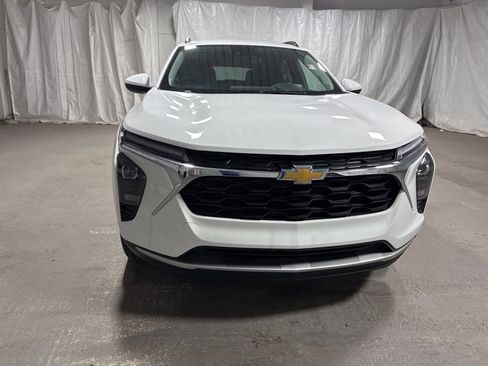 Used 2025 Chevrolet Trax LT w/ LT Convenience Package FWD image 2
