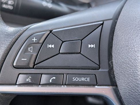 Used 2018 Nissan Kicks S image 12