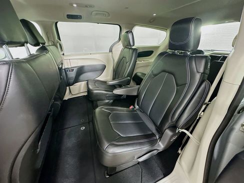 Certified 2024 Chrysler Pacifica Touring-L image 34