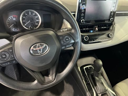 Used 2021 Toyota Corolla LE FWD image 2