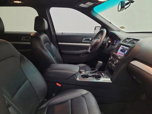 Used 2016 Ford Explorer XLT w/ Equipment Group 202A AWD/4WD image 21