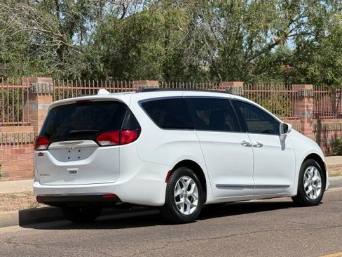 Used 2017 Chrysler Pacifica Touring-L w/ Tire & Wheel Group FWD image 10