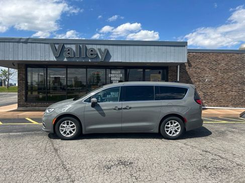 Used 2023 Chrysler Pacifica Touring-L FWD image 3