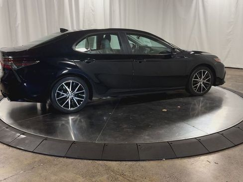 Used 2023 Toyota Camry SE image 2