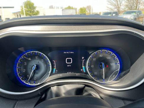 Used 2024 Chrysler Pacifica Touring-L image 43