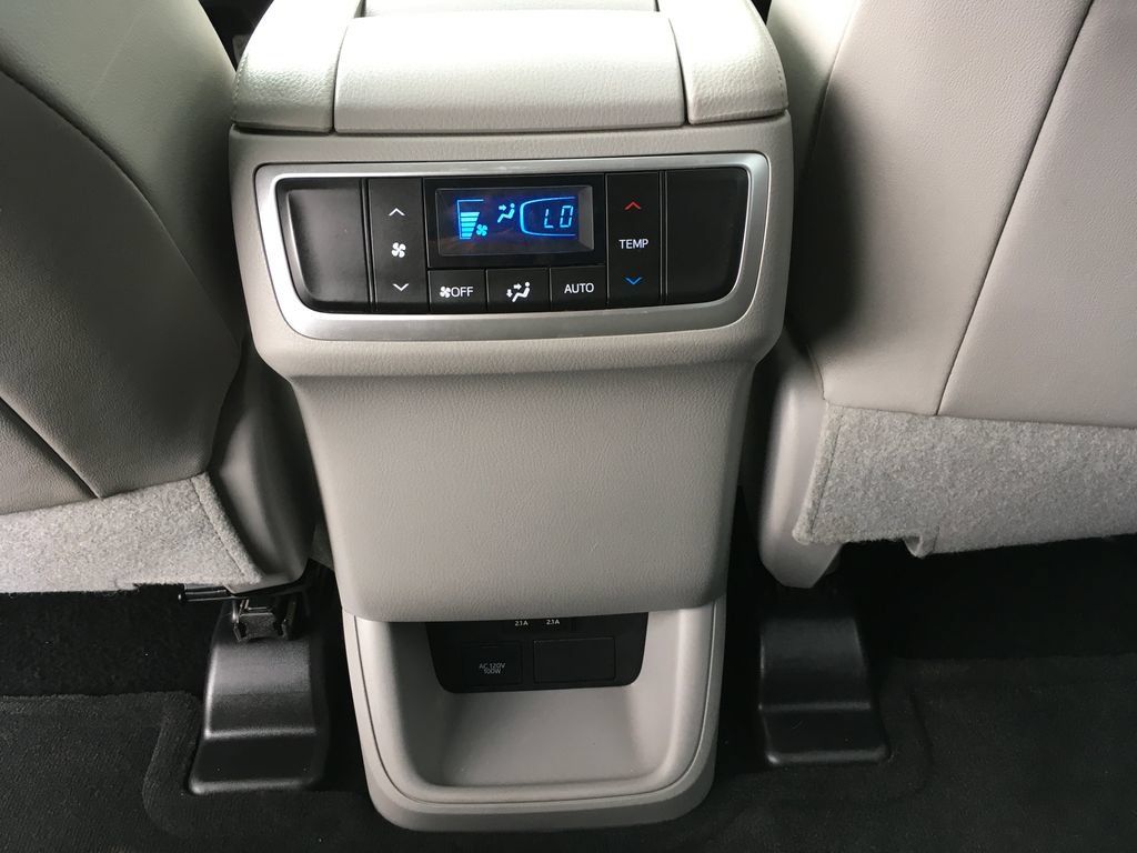 Used 2019 Toyota Highlander XLE AWD/4WD image 27