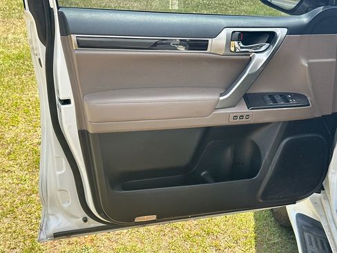 Used 2022 Lexus GX 460 Premium w/ Premium Package AWD/4WD image 10