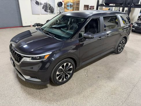 Used 2023 Kia Carnival EX FWD image 5