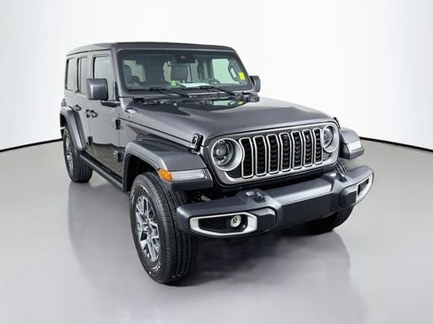 Used 2025 Jeep Wrangler Unlimited Sahara AWD/4WD image 3