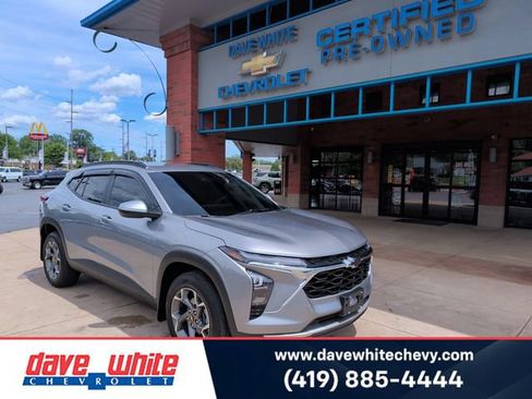 Used 2025 Chevrolet Trax LT FWD image 1