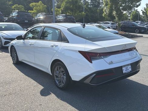Certified 2026 Hyundai Elantra Hybrid FWD image 5