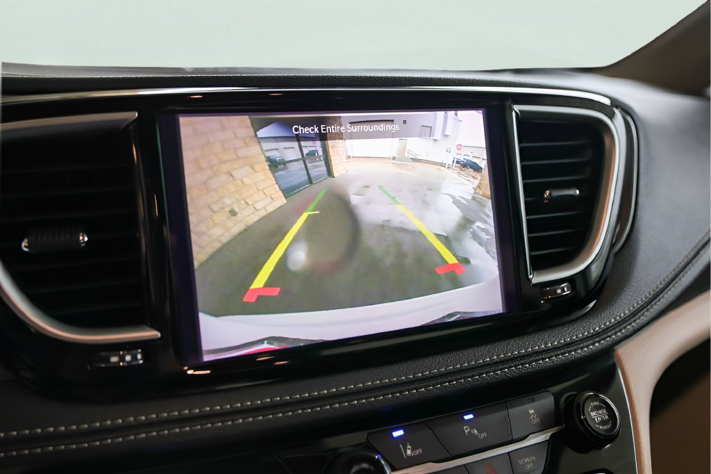 Used 2024 Chrysler Pacifica Limited FWD image 19