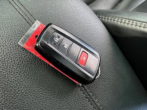 Used 2021 Toyota RAV4 XLE Premium image 20