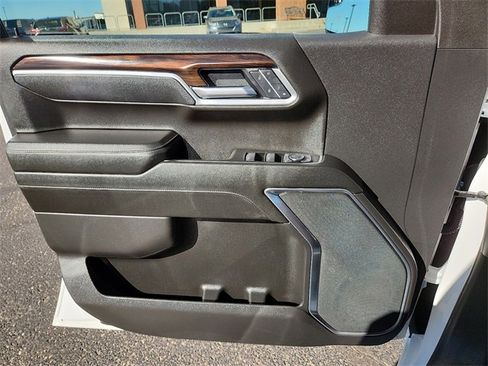 Certified 2025 GMC Sierra 1500 SLT image 15